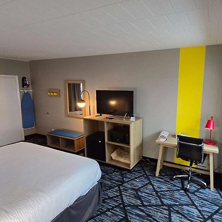 Super 8 By Wyndham Traverse Stadt Exterior foto