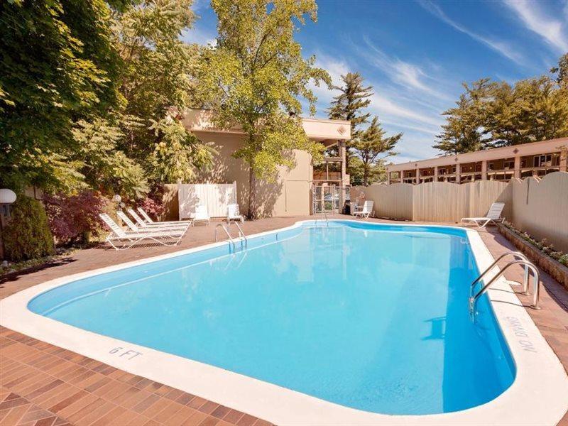 Super 8 By Wyndham Traverse Stadt Exterior foto