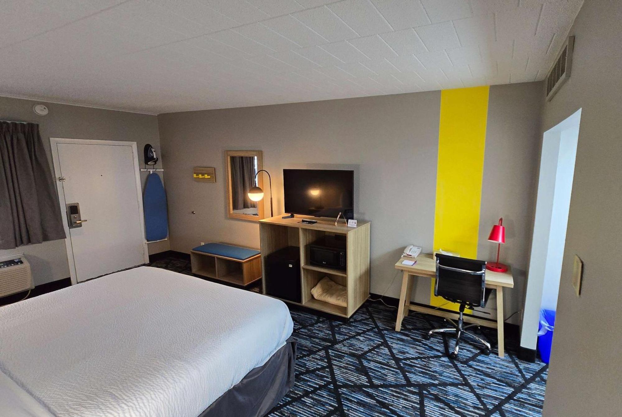 Super 8 By Wyndham Traverse Stadt Exterior foto