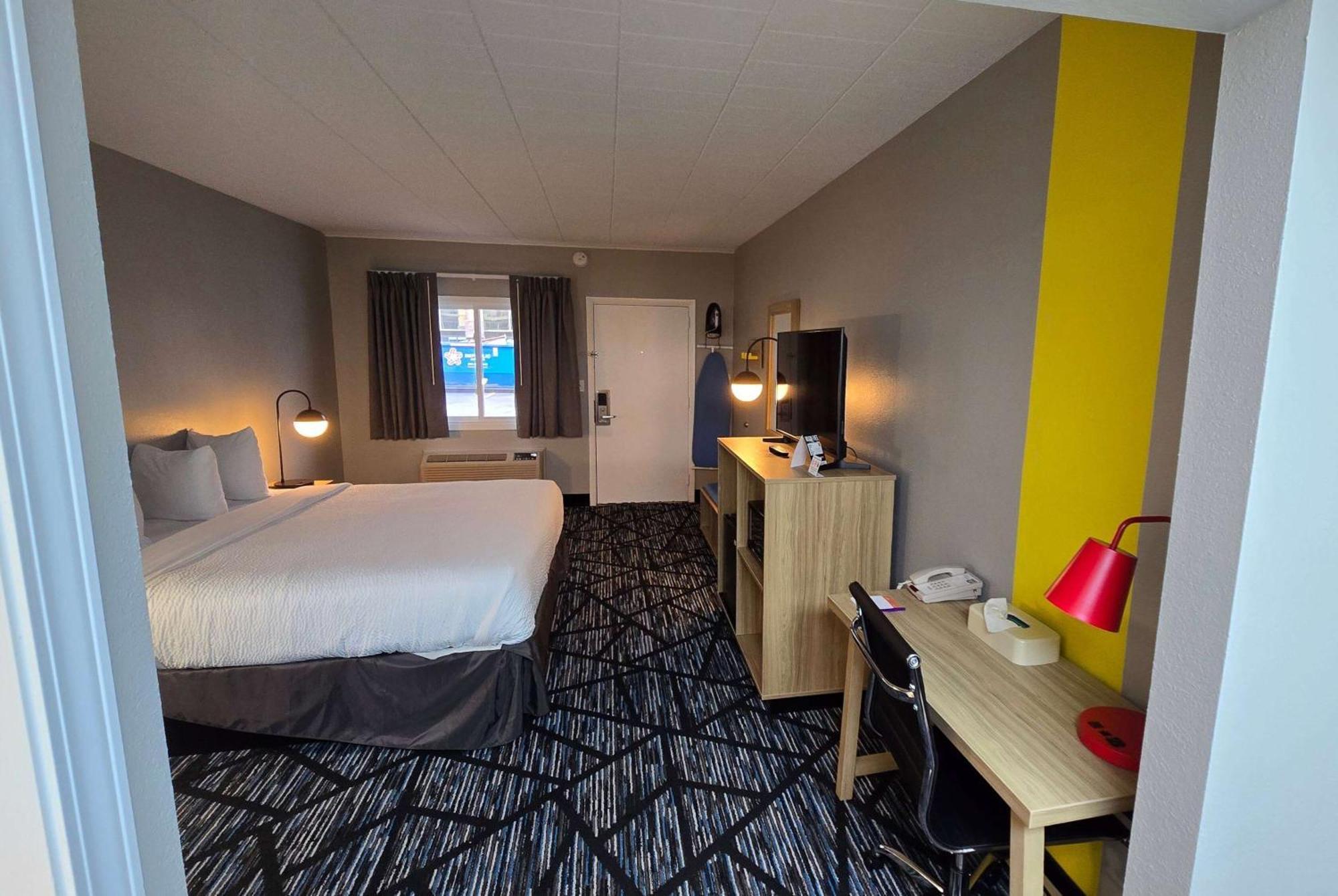 Super 8 By Wyndham Traverse Stadt Exterior foto
