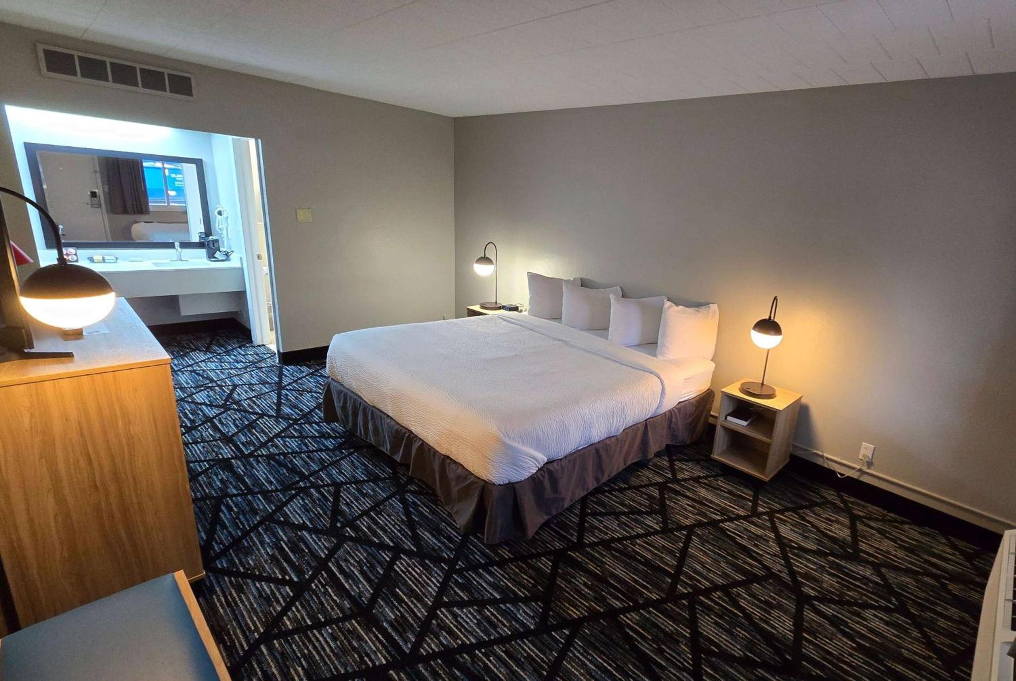 Super 8 By Wyndham Traverse Stadt Exterior foto