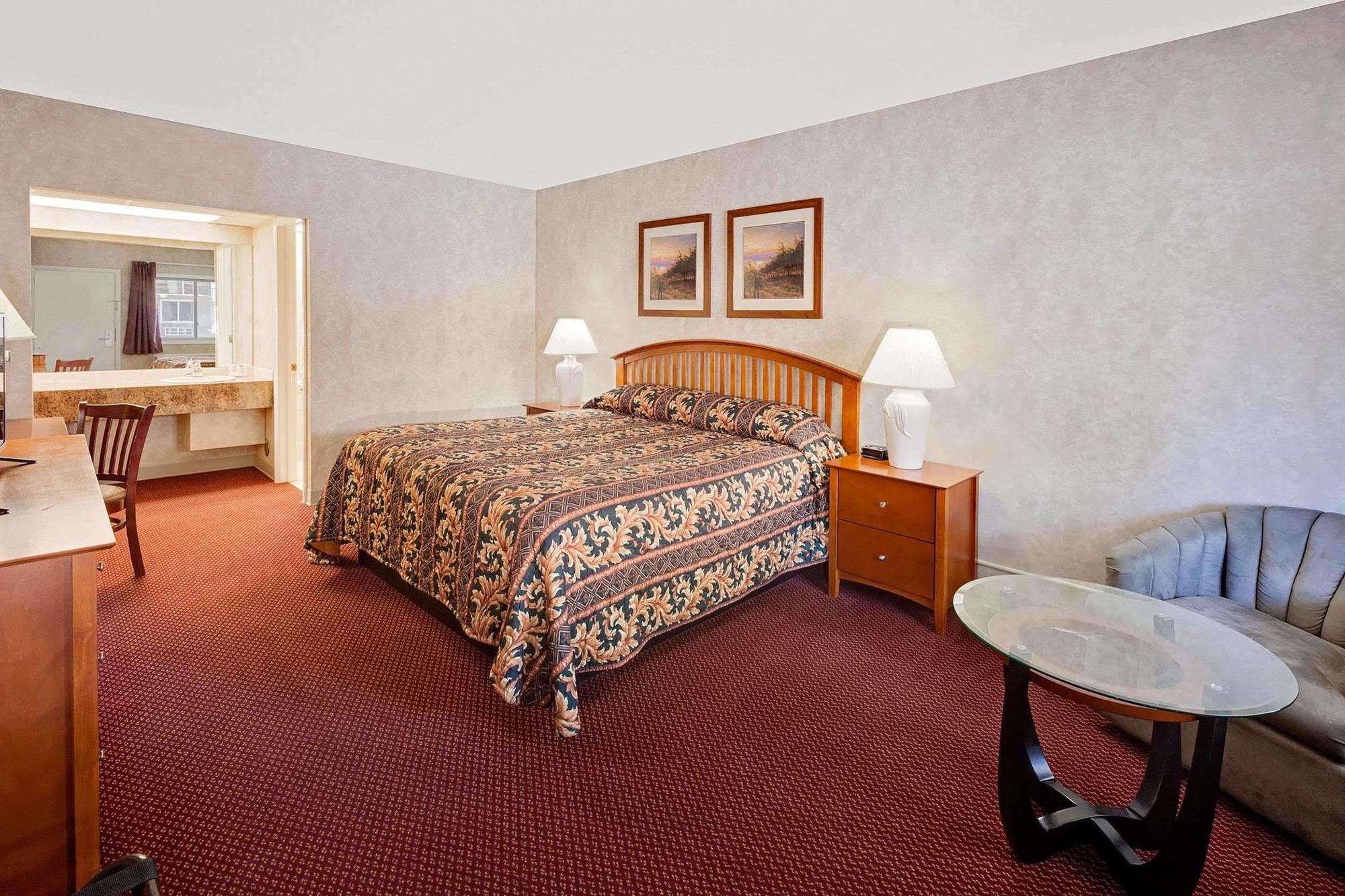 Super 8 By Wyndham Traverse Stadt Exterior foto